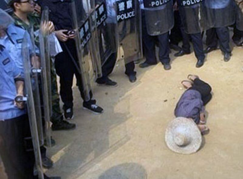 2013年5月10日，廣東清遠市清城區政府不理大沖村村民強烈反對，出動上百防暴警員暴力征地，有村民被打傷。（當地居民攝）