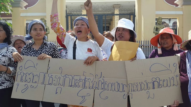 តំណាង​ពលរដ្ឋ​នៃ​សហគមន៍​បឹងកក់ បុរីកីឡា ៣​មករា និង​សហគមន៍​ព្រលាន​យន្តហោះ (SOS) ប្រមូល​ផ្ដុំ​នៅ​មុខ​វិមាន​រដ្ឋសភា នៅ​ព្រឹក​ថ្ងៃទី៦ ខែ​កក្កដា ឆ្នាំ​២០១៥។ 