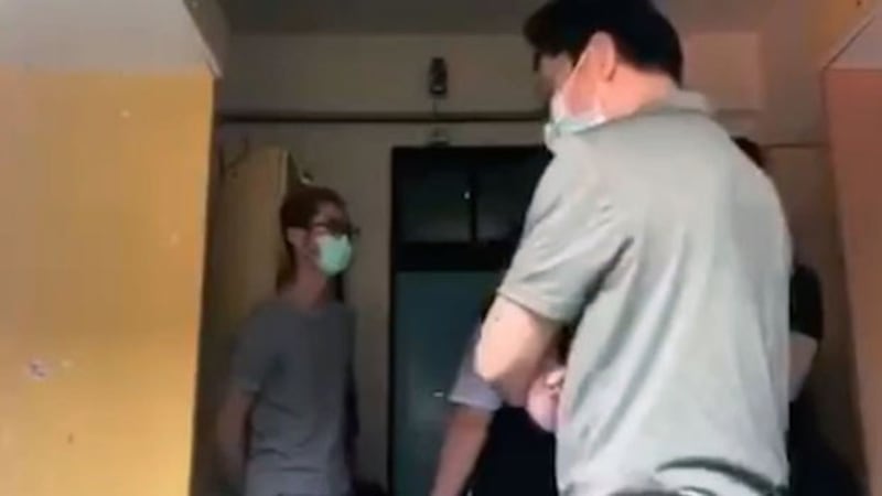 台湾警方赴侨先部搜查马姓港生的衣柜。(照片读者提供)