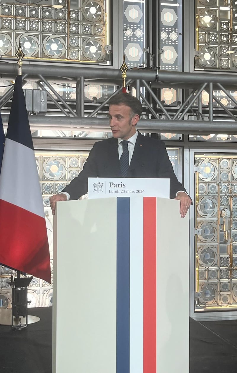 ཕ་རན་སིའི་སྲིད་འཛིན་ཨེ་མེ་ནོལ་མེག་རོན་མཆོག་གིས་པེ་རིསི་ནང་དུ་འགྲེམས་སྟོན་ལས་རིམ་ཞིག་ཏུ་གསུང་བཤད་གནང་པ། ༢༠༢༦།༣།༢༣