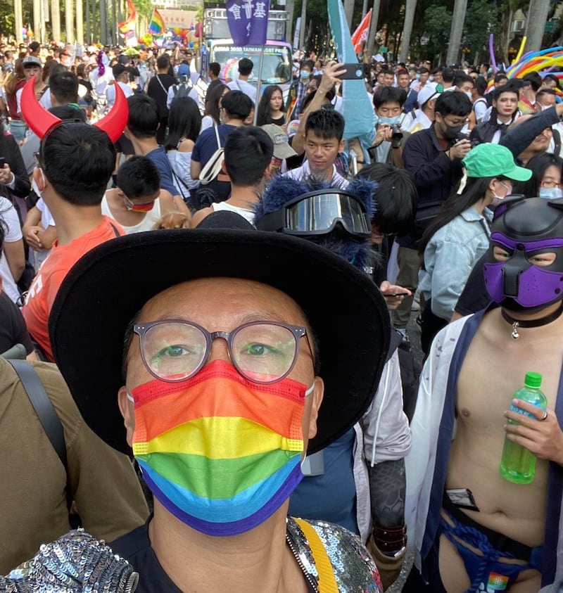 中国公民组织、同志亦凡人负责人小刚参加2020台北同志游行。(小刚提供)
