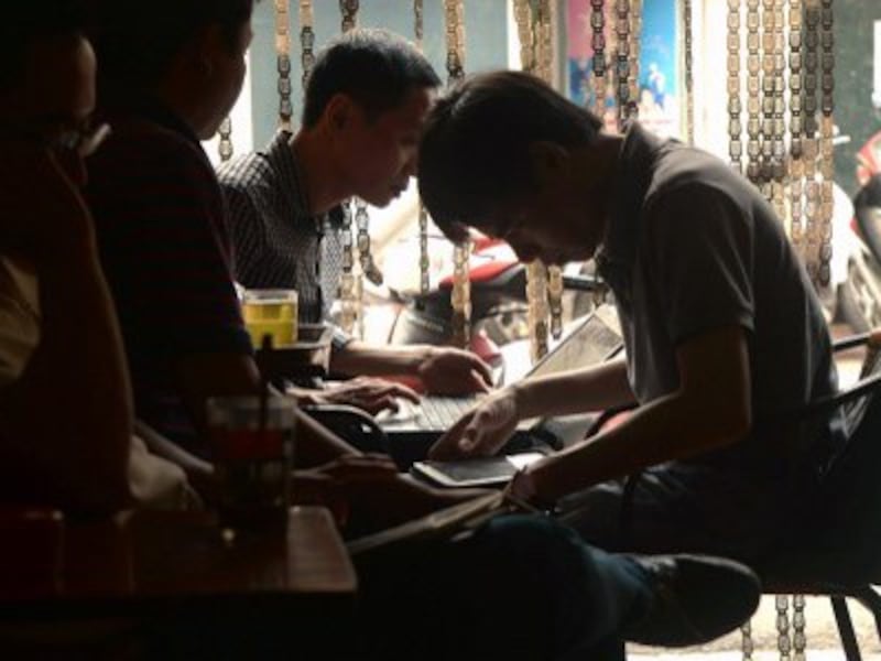 Người dân truy cập internet trong một quán cà phê ở Hà Nội hôm 26/11/2014. 