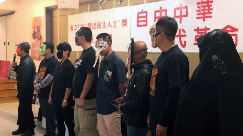 洛杉矶民运人士蒙面参加颁奖典礼对香港人反送中、反《禁止蒙面法》表达支持（CK摄）
