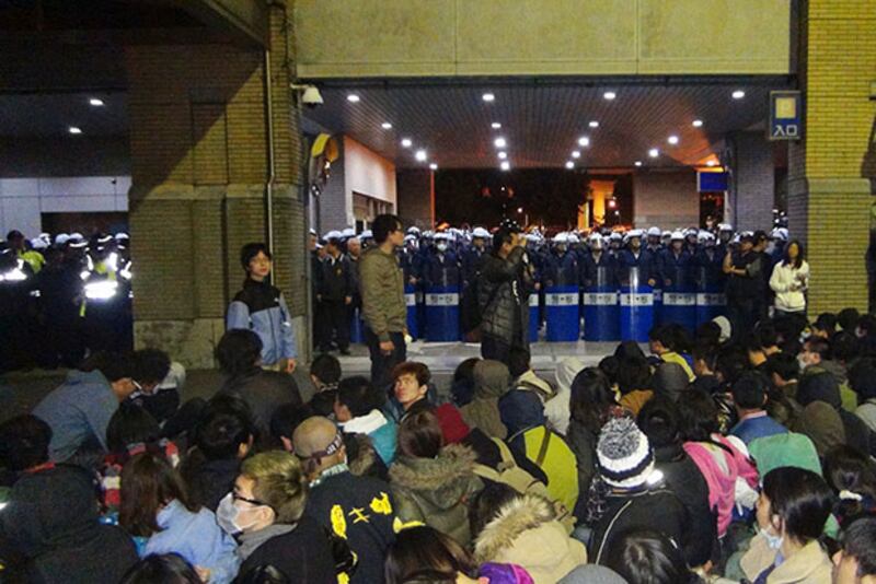 台灣學生與警方在行政院前廣場對峙。（粵語部記者鍾廣政拍攝）