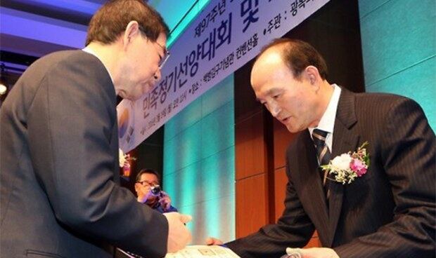 박원순 서울시장이 지난 3월 14일 오전 백범 김구기념관에서 열린 제97주년 3.1절 기념 민족정기선양대회 및 회원격려행사에서 독립유공자 정부포상을 하고 있다. 독립운동가 고 예대희 손자 예종국 씨가 대통령표창을 받고 있다.