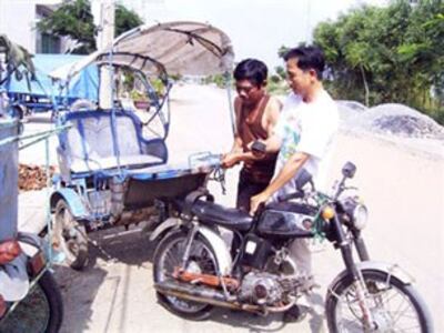 Xe lôi bị cấm nhiều gia đình ngậm ngùi tháo thùng xe. Source haugiang-online