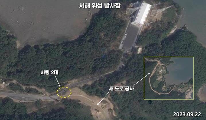 미국의 상업위성인 ‘플래닛 랩스’(Planet Labs)가 지난 9월 22일에 촬영한 북한 평안북도 서해 위성 발사장의 모습. 2대의 차량이 발사장으로 향하는 모습과 새 도로 공사가 진행 중인 모습이 포착됐다.