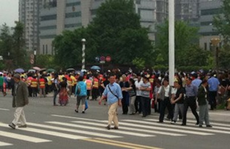 图片： 环卫工人聚集在市政府门前，要求面见领导。 （中国茉莉花革命网）