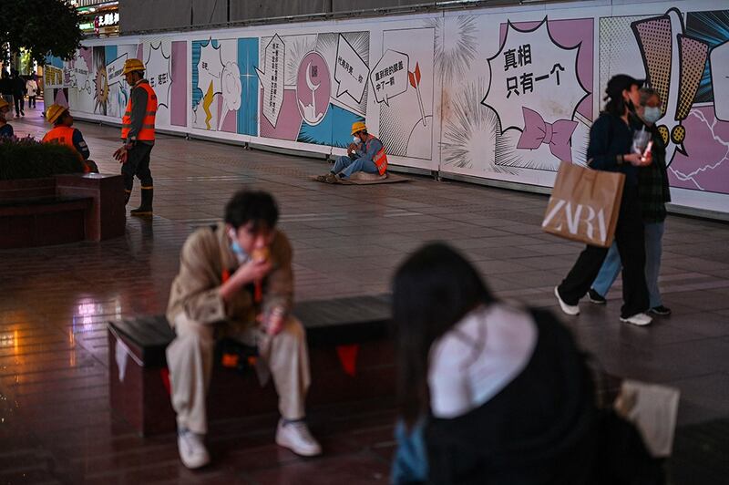 10月12日，建筑工人在上海一栋改建中的大楼前休息。 (法新社图片)