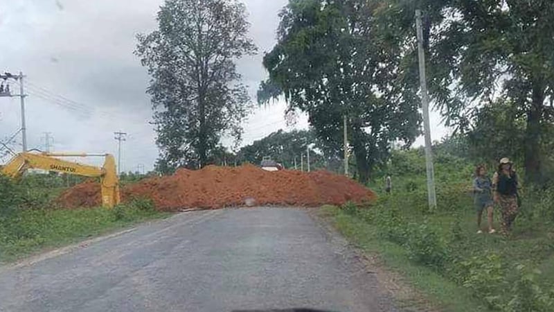 သီပေါမြို့နယ် မိုးတေရွာအနီးတွင် ဖျက်ဆီးခံထားရသည့် သီပေါ-နမ္မတူလမ်းပိုင်း တစ်နေရာအား၂၀၂၄ ခုနှစ် ဇွန်လ ၁၂ ရက်နေ့က တွေ့ရစဉ်။ (Photo: TNLA)