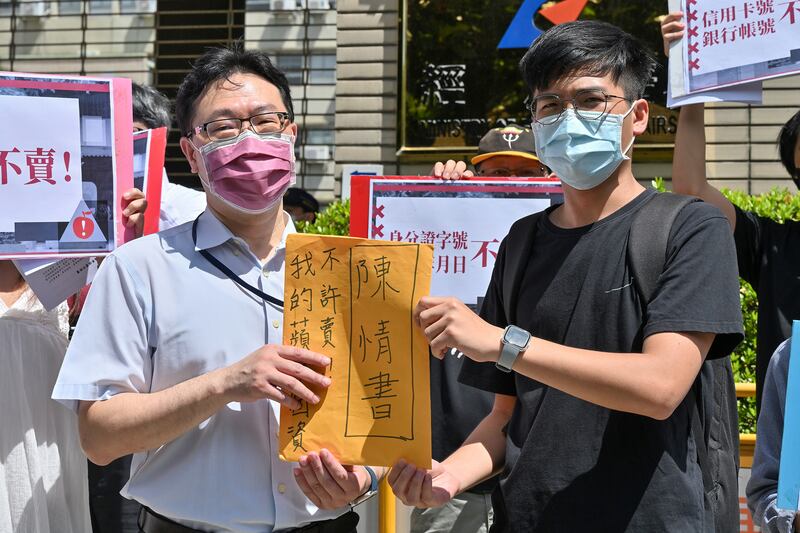 經濟部投審會蘇組長代表接收團體陳情書。（鍾廣政 攝）