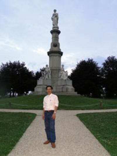 JB. Nguyễn Hữu Vinh trước Nghĩa trang Chiến sĩ Quốc gia Gettysburg, Hoa Kỳ