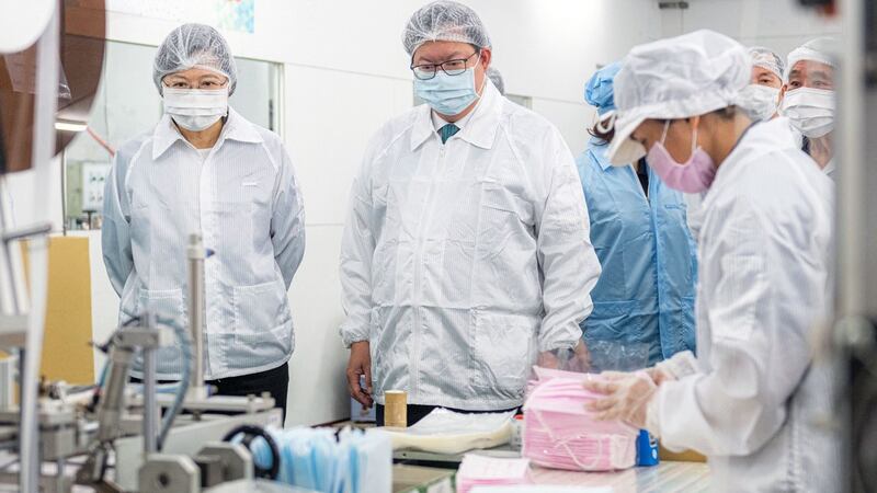 郑文灿陪同蔡英文总统访视易廷企业口罩生产。(桃园市政府提供)
