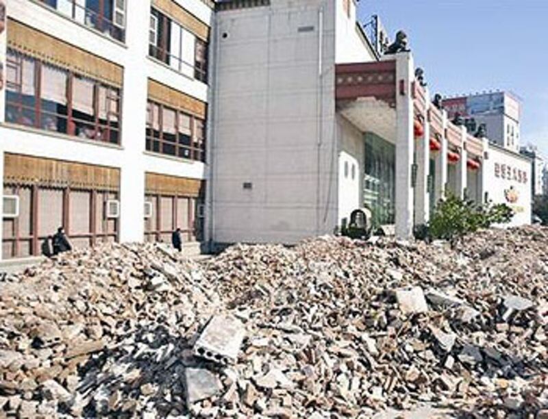 2012年12月30日,武漢楚灶王酒店,被人惡意於店門外傾倒大量建築材料,廢料堆積如山,行人車輛難以進入。(食肆霸王鳖雞負責人提供)