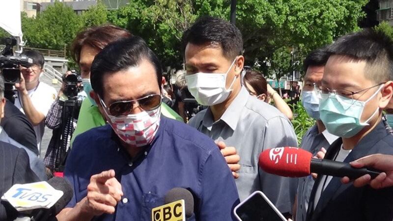 前台北市长马英九受访认为，两岸相互尊重海峡中线就会存在。（记者夏小华摄）