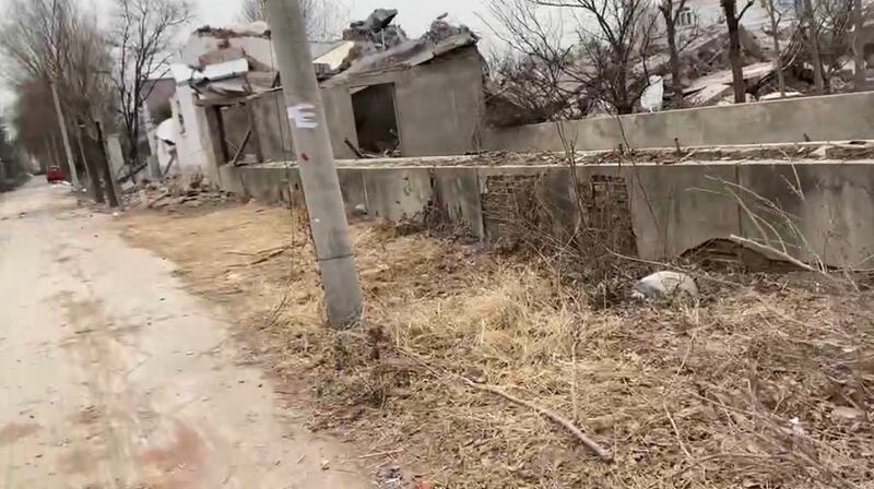 一位留守者拍摄的照片，显示了小区中经强拆后出现的残垣断壁。（小区业主提供，独家首发）