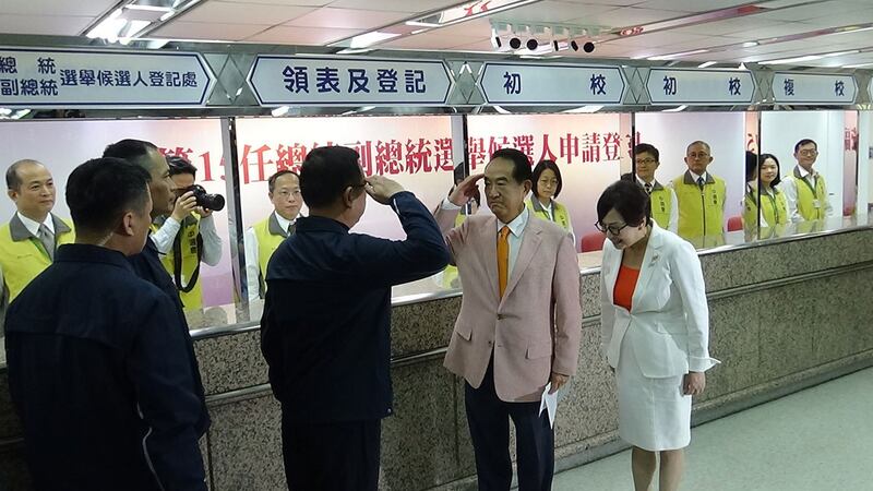 亲民党主席宋楚瑜第六次宣布参选,18日完成登记后,国安单位向他报告今起加强他的维安工作。(记者夏小华摄)