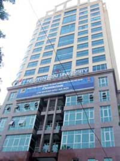 Giảng đường ĐH Nguyễn Trãi trên tầng 10 của tòa nhà Ngân Hàng Agribank chi nhánh Bắc Hà Nội. Photo courtesy of DanTri.