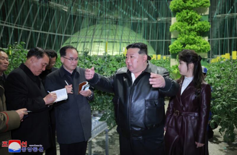 김정은 북한 국무위원장이 그의 딸 김주애와 함께 강동 온실농장을 시찰하고 있다.