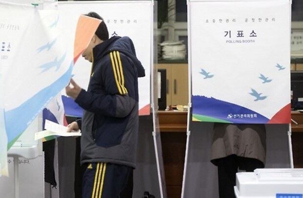 13일 오전 서울 은평구 구산동 제1투표소에서 시민들이 제20대 국회의원 총선거 투표를 하고 있다.