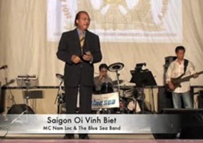Nhạc sĩ Nam Lộc trong một lần trình diễn tác phẩm Sài Gòn Ơi Vĩnh Biệt. Screen capture.