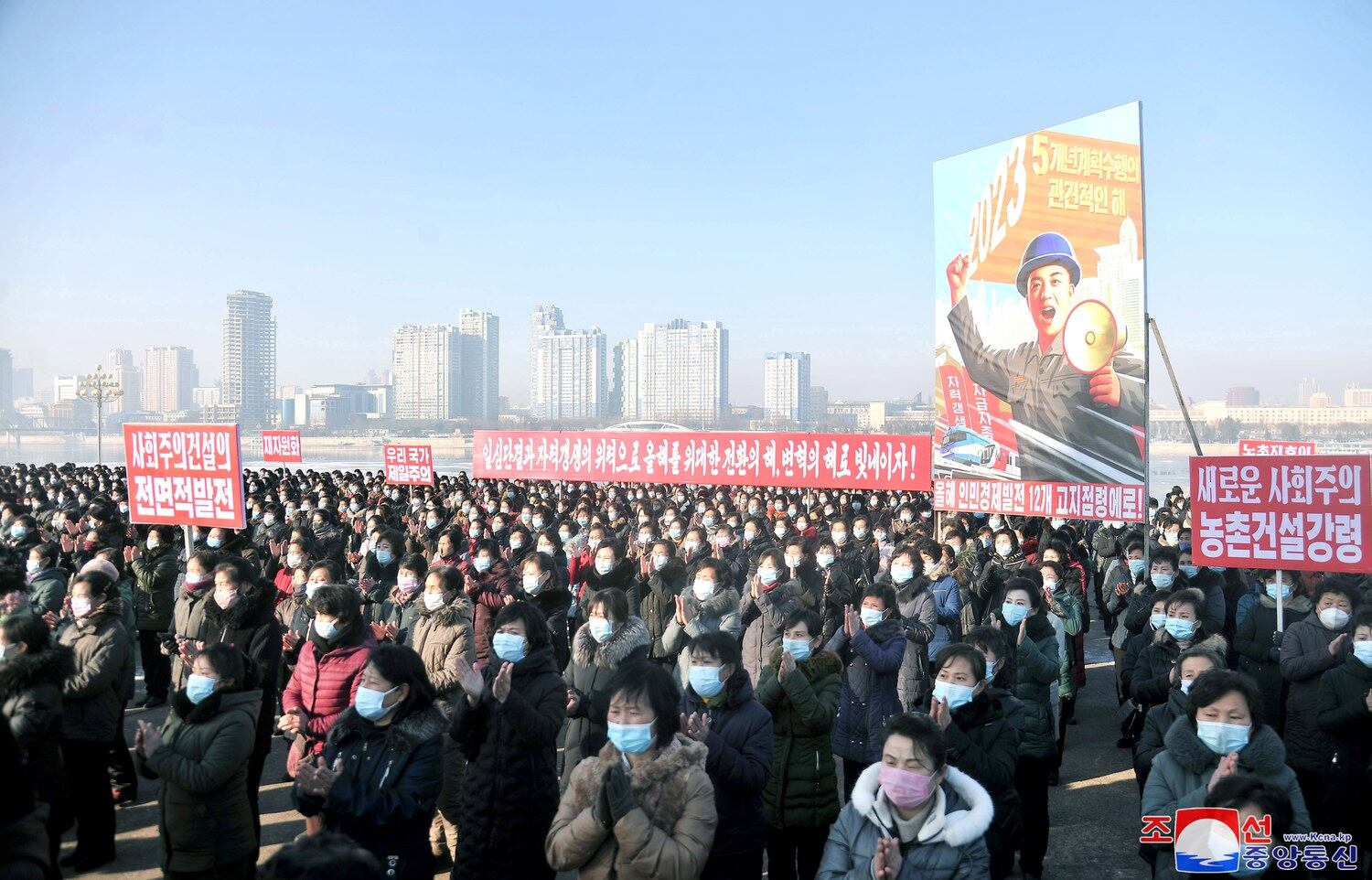 지난 11일 열린 북한 당중앙위원회 제8기 제6차 전원회의 결정을 관철하기 위한 근로단체들의 궐기대회 모습.
