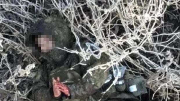 러시아 쿠르스크에서 우크라이나군의 공격을 받는 북한군 추정 병사. [우크라이나군이 공개한 영상물 캡처]