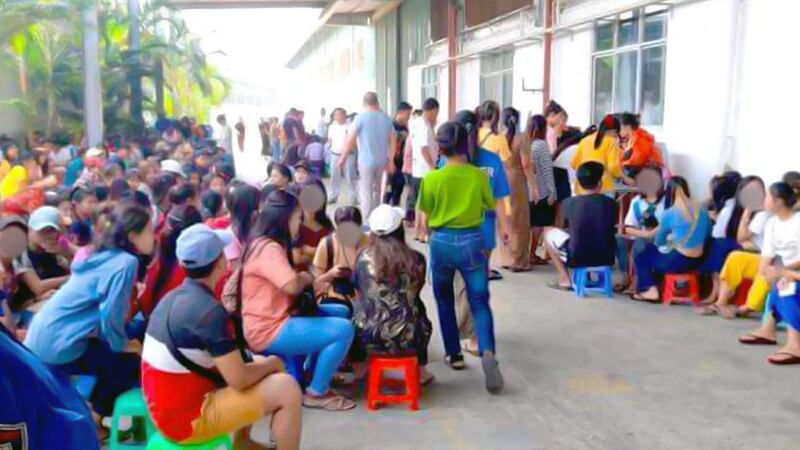 စက်ရုံပိတ်သိမ်းမှုကြောင့် အလုပ်နားခံရသည့် GTIG အထည်ချုပ်စက်ရုံက အလုပ်သမားများအား ၂၀၂၃ ခုနှစ်၊ ဖေဖော်ဝါရီလ ၂၈ ရက်နေ့က တွေ့ရစဉ်။ (Photo: STUM)
