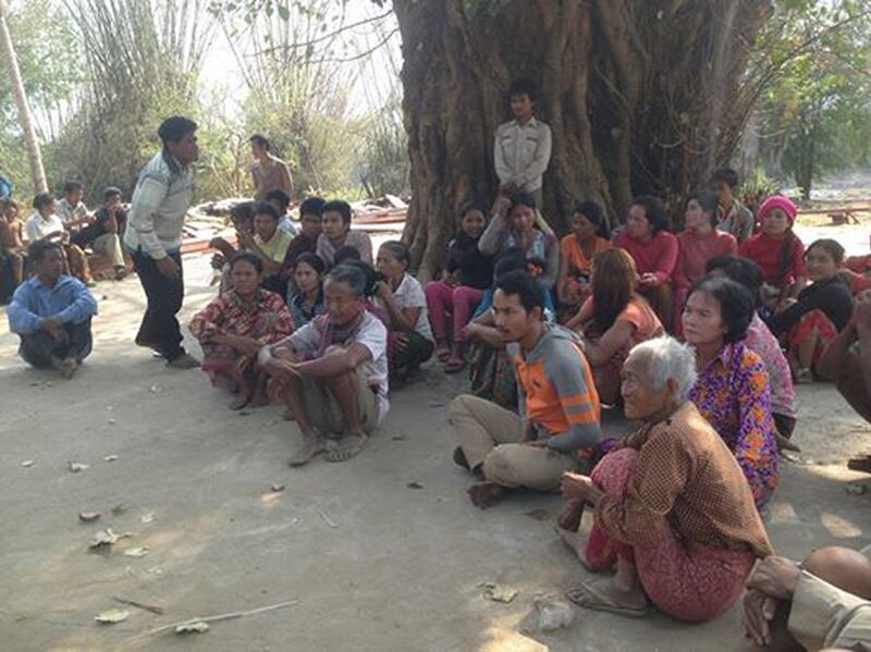 ពលរដ្ឋ​រង​ផល​ប៉ះពាល់​ពី​ទំនប់​វារីអគ្គិសនី​សេសាន​ក្រោម​២ នៅ​ឃុំ​ក្បាលរមាស ខេត្ត​ស្ទឹងត្រែង ប្រជុំ​គ្នា​នៅ​វត្ត​ក្បាលរមាស ស្នើ​ឲ្យ​អាជ្ញាធរ​រដ្ឋាភិបាល​ទទួល​យក​ការ​ទាមទារ​របស់​ពួក​គាត់ កាល​ពី​ថ្ងៃ​ទី​៤ ខែ​មីនា ឆ្នាំ​២០១៦។ RFA/Men Sothyr