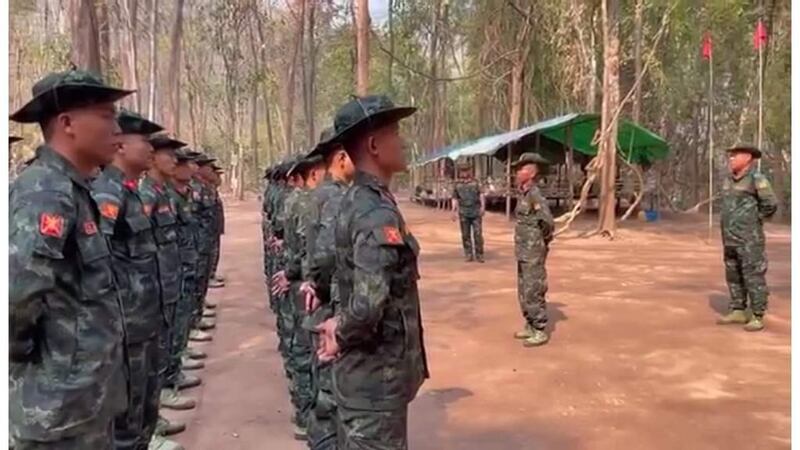 ကရင်နီပြည် လူမျိုးပေါင်းစုံ ပြည်သူ့လွတ်မြောက်ရေးတပ်ဦး (ကလလတ) တပ်ဖွဲ့ဝင်များကို တွေ့ရစဉ်။ (Photo : Progressive Karenni People Force - PKPF)