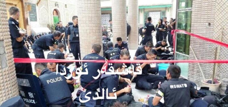 نامايىشچىلارنى تۇتۇش ئۈچۈن قەشقەر ھېيتگاھ ئەتراپىدىكى ئوردا ئالدى مەھەللىسىگە يىغىلغان خىتاي ساقچىلىرى. 2009-يىلى ئىيۇل، قەشقەر.