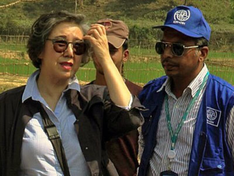 Yanghee Lee (L), the UN's special envoy on human rights in Myanmar, visits the Balu Khali Rohingya refugee camp in Cox's Bazar, Bangladesh, Feb. 21, 2017.