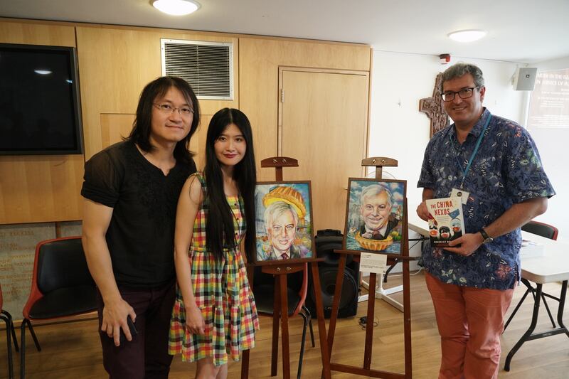 英國人權組織「香港監察」（Hong Kong Watch）在倫敦舉行藝術展及拍賣會，以末代港督彭定康及他最愛的蛋撻為主題的兩幅作品最受歡迎。（石頭 攝）