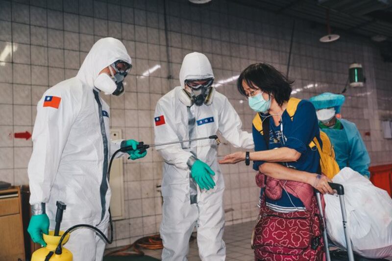 国军化学兵着防护衣进驻桃园医院消毒。(国防部提供)