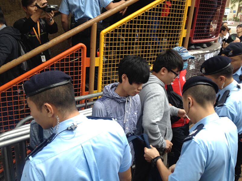 2015年3月8日，警方要求聚集人士出示身分證和展示隨身物品。(任吉攝)