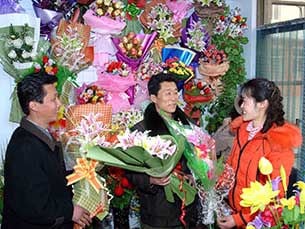 제적 명절인 `국제부녀절'(세계여성의 날·3월8일)을 맞아 북한 시민들이 7일 평양시 평천구역에 있는 북성꽃상점에서 꽃을 사고 있다.