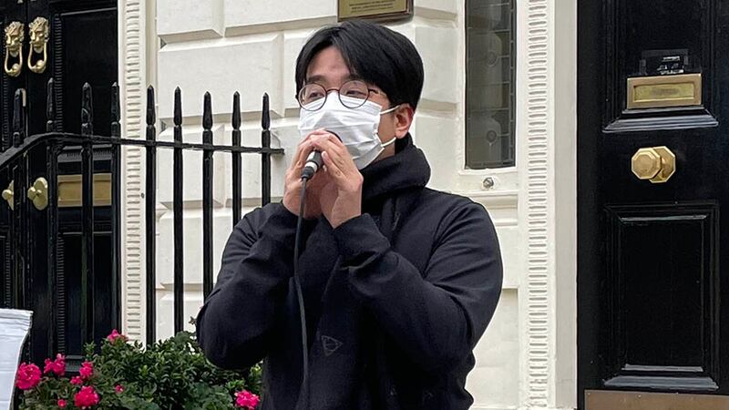 參與活動的流亡海外的前香港黃大仙區議員尤漢邦表示，所有海外港人都有一個共同身份，就是逃離中共極權的「倖存者」。（邢博泓 攝）