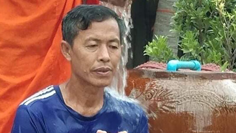 លោក គា វិសាល ជាសកម្មជនគណបក្សសង្គ្រោះជាតិ និងជាអ្នកទោសនយោបាយ និមន្តលោកស្រោចទឹកតាមជំនឿពុទ្ធសាសនា ពេលទើបចេញពីពន្ធនាគារព្រៃស នៅថ្ងៃទី១៥ ខែកញ្ញា ឆ្នាំ២០២០។