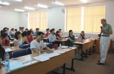 Giáo sư David Wilson phỏng vấn các ứng viên cho các chương trình của VEF tại Đại học Quốc gia Việt Nam - Thành phố Hồ Chí Minh, tháng 8 năm 2012. VEF PHOTO.