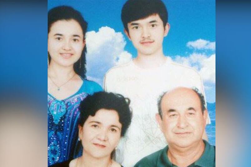 海米提和妻子沙阿呆提巴一家四口合影。(当事人提供/记者乔龙)