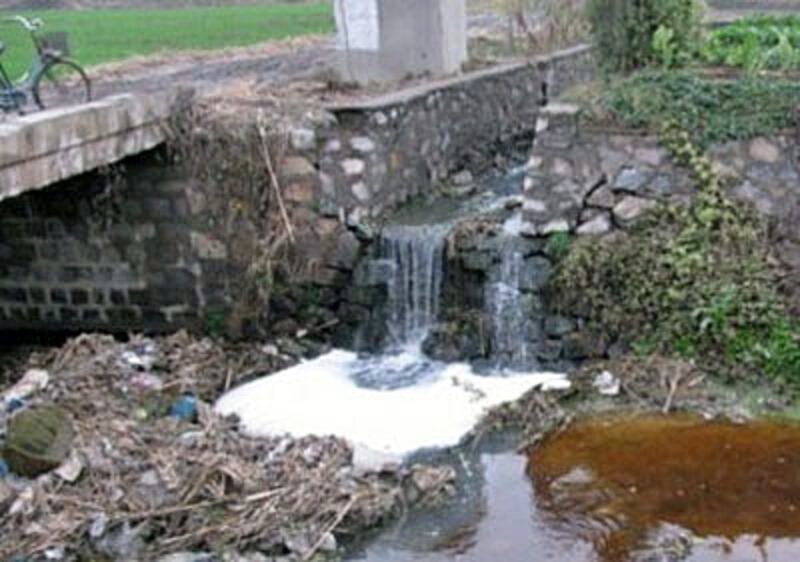 污水流入河後,把原為清徹的河水,變成黃色和紅色,且散發惡臭。(相片由村民周先生提供)
