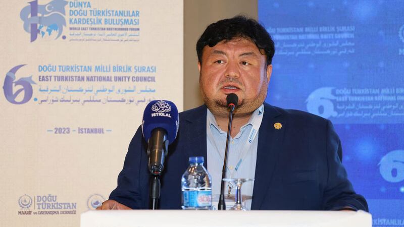 شەرقىي تۈركىستان مائارىپ ۋە ھەمكارلىق جەمئىيىتى رەئىسى ھىدايەتۇللا ئوغۇزخان قېرىنداشلىق ئۇچرىشىشى يىغىنىدا سۆزلەۋاتىدۇ، 2023-يىلى 23-سېنتەبىر، ئىستانبۇل