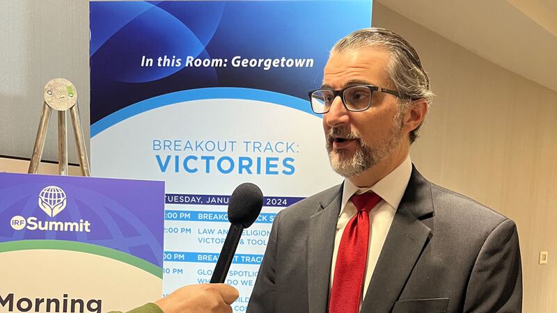 ئامېرىكا دۆلەت مەجلىسى قارمىقىدىكى «خىتاي ئىشلىرى ئىجرائىيە كومىتېتى» نىڭ مۇئاۋىن خادىملار دىرېكتورى تاد ستايىن (Todd Stein) ئەركىن ئاسىيا رادىيوسىنىڭ زىيارىتىنى قوبۇل قىلىۋاتقان كۆرۈنۈش. 2024-يىلى 30-يانۋار، ۋاشىنگتون