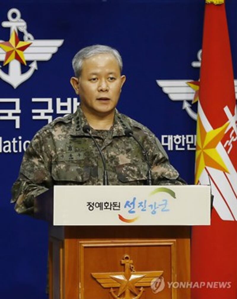 图片：发表朝鲜士兵越境投诚的韩国合同参谋本部发言人李鹏宇。（韩联社）