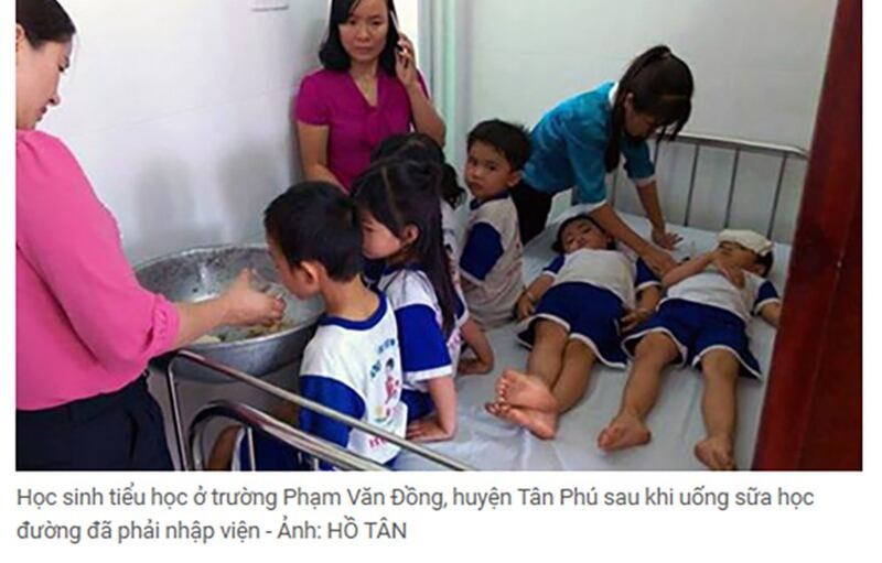 Học sinh tiểu học ở trường Phạm Văn Đồng, huyện Tân Phú, Đồng Nai sau khi uống sữa học đường đã phải nhập viện ngày 02/03/18.