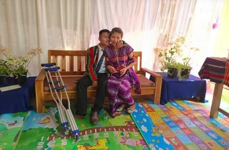 ချင်းပြည်နယ် ရှေ့တန်းတစ်နေရာမှာ မိုင်းထိပြီး ခြေတစ်ဖက်ဆုံးရှုံးခဲ့သည့် CDF မတူပီ တပ်ဖွဲဝင်တစ်ဦး၏ မင်္ဂလာပွဲကို ၂၀၂၂ ခုနှစ် ဧပြီ ၁၈ ရက်နေ့မှာ ကျင်းပခဲ့စဥ် (Photo: CJ)