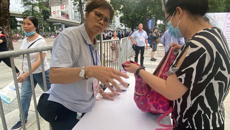 市民入場前要先被搜查隨身物品。（李若如 攝）