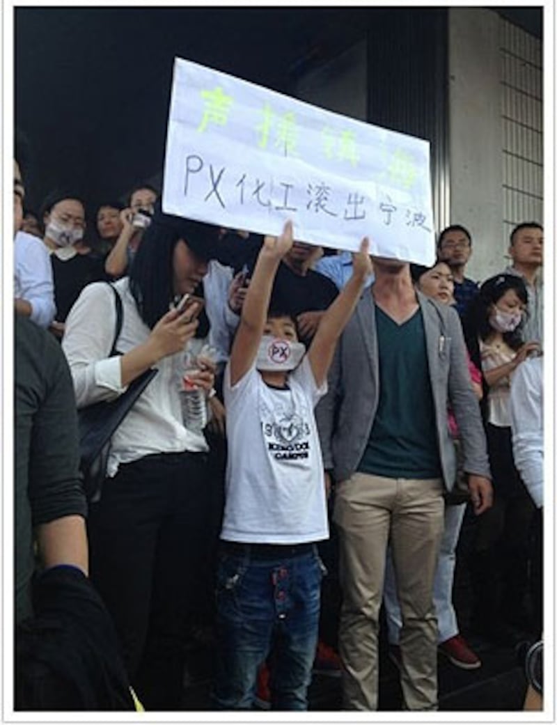 浙江省寧波市鎮海區居民反對擴建化工項目,連日上街抗議。最終迫使政府讓步。(照片由寧波網友提供)