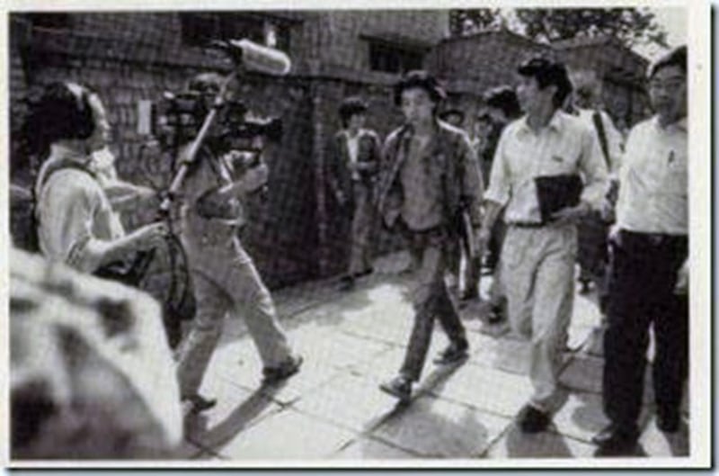 1989年5月6日,对话团项小吉(右二)、沈彤(右三)等前往信访局递交对话请愿书。(六四档案图/64memo.com)