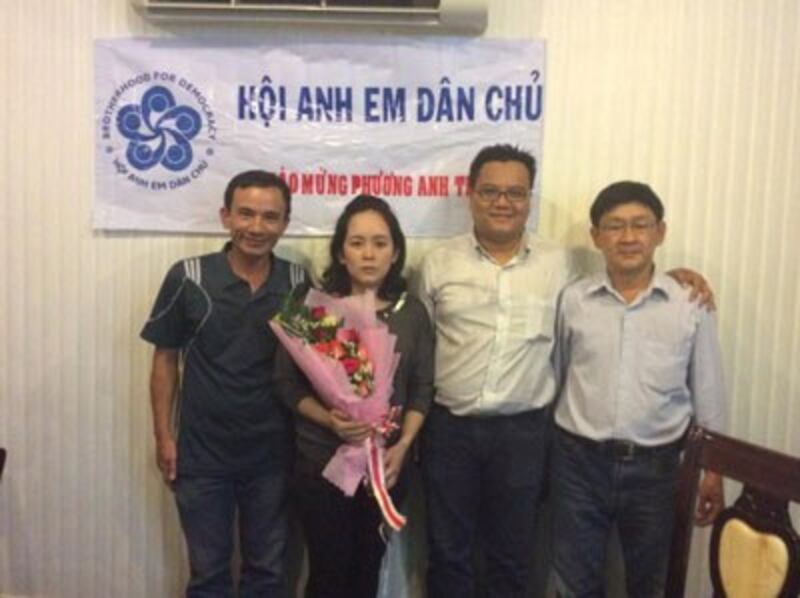 Anh Lê Thành Tùng (ngoài cùng bìa trái), thành viên Hội Anh Em Dân Chủ.